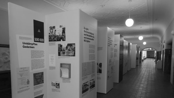Read more about the article Versteckt im UHG: Die Rosa-Winkel-Ausstellung