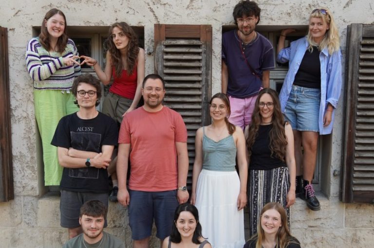 Gruppenbild der Akrützel-Redaktion vor dem UHG.